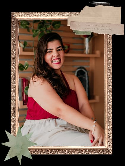 Quadro com elementos de colagem em volta, com a foto da Isa Pupo feliz em blusa vermelha e calça branca, num fundo marrom com elementos naturais.